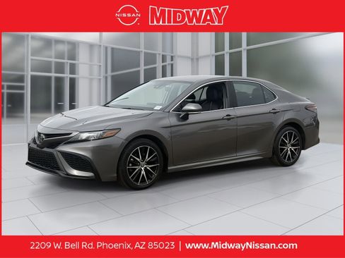 Used 2024 Toyota Camry SE image 1