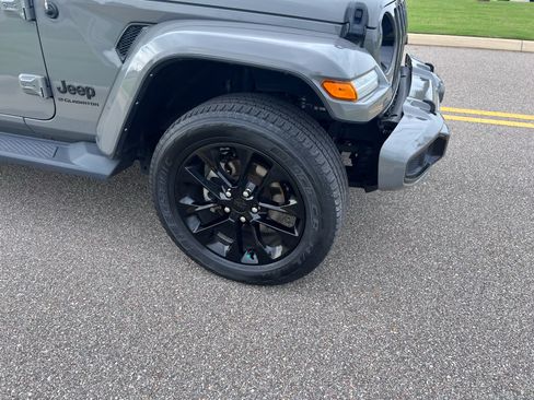 Used 2023 Jeep Gladiator Overland AWD/4WD image 10