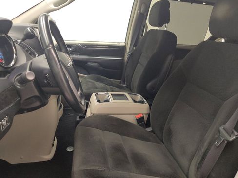 Used 2016 Chrysler Town & Country Touring FWD image 17