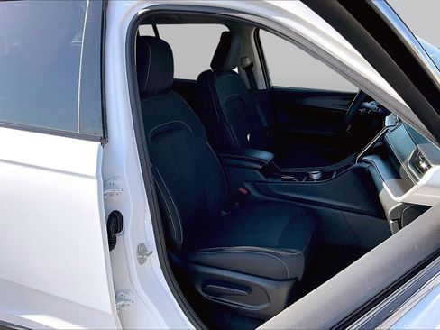 Used 2023 Jeep Grand Cherokee Laredo AWD/4WD image 7