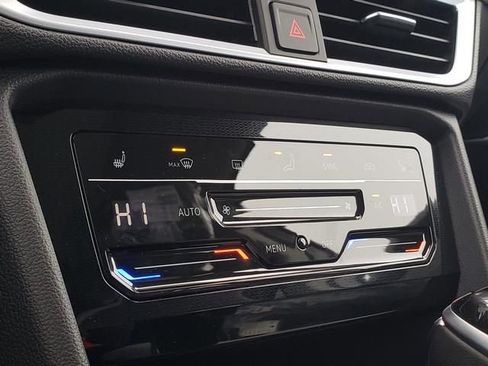 New 2026 Volkswagen Taos SE image 10