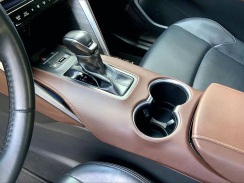 Used 2023 Toyota Venza XLE image 16