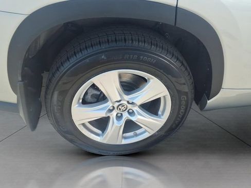Used 2023 Toyota Highlander LE AWD/4WD image 27