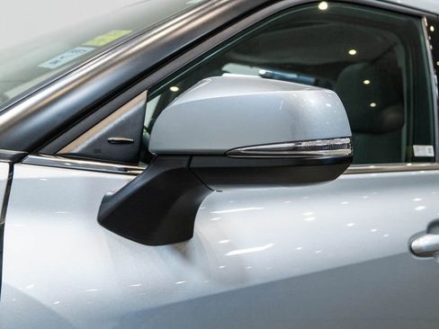 Used 2020 Toyota Highlander XLE AWD/4WD image 12