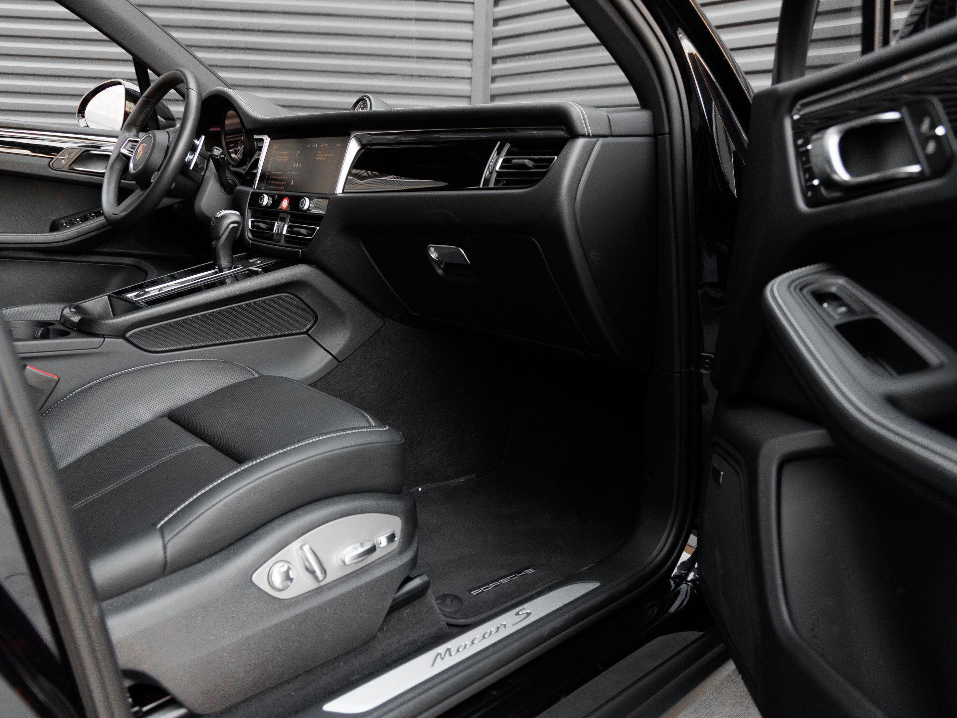 Certified 2026 Porsche Macan S AWD/4WD image 35
