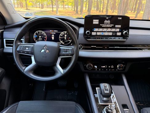 Used 2024 Mitsubishi Outlander SE AWD/4WD image 3