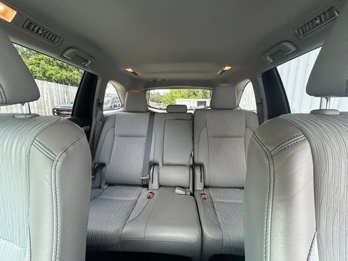 Used 2018 Toyota Highlander Plus w/ Carpet Mat Package (TMS) FWD image 13