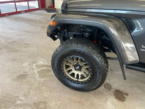 Used 2018 Jeep Wrangler Unlimited Sahara image 4