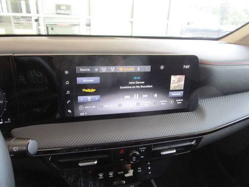 Used 2025 Nissan Kicks SR AWD/4WD image 32