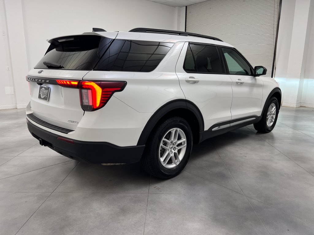 Used 2025 Ford Explorer Active AWD/4WD image 9