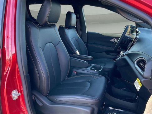 New 2026 Chrysler Pacifica Select image 11
