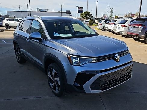 New 2026 Volkswagen Taos SE image 3