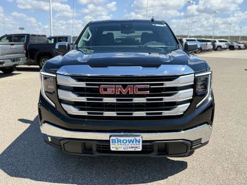 New 2026 GMC Sierra 1500 SLE image 3