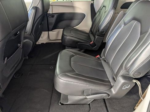 Used 2023 Chrysler Pacifica Touring-L image 25