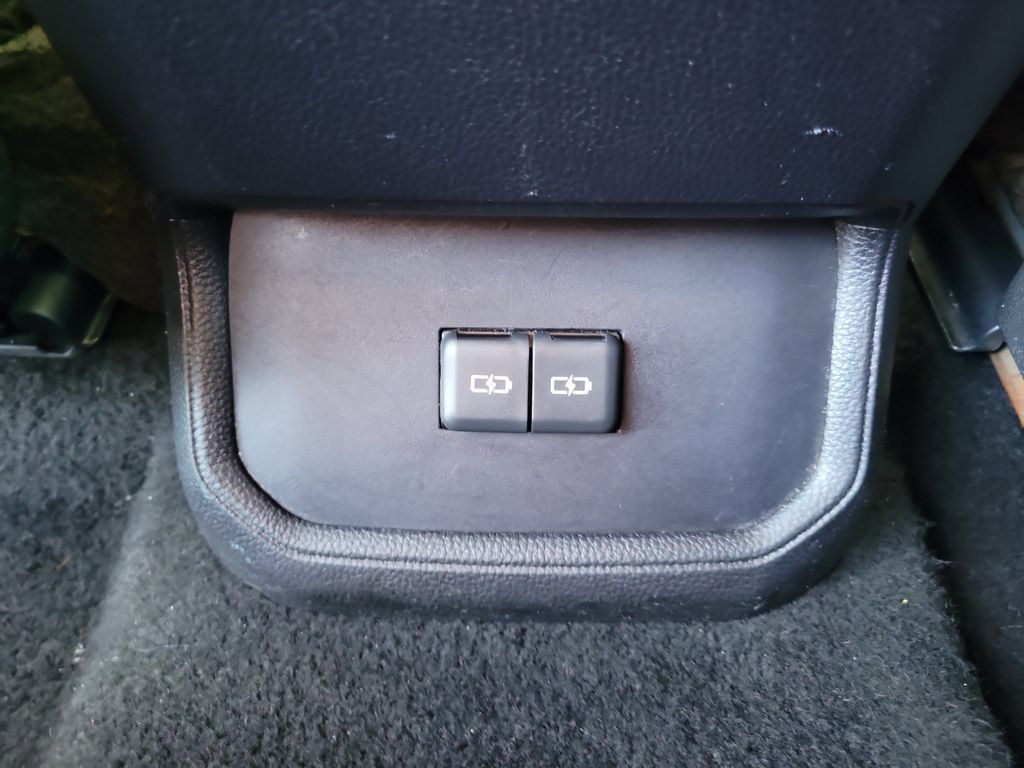 Used 2023 Toyota Highlander L FWD image 17
