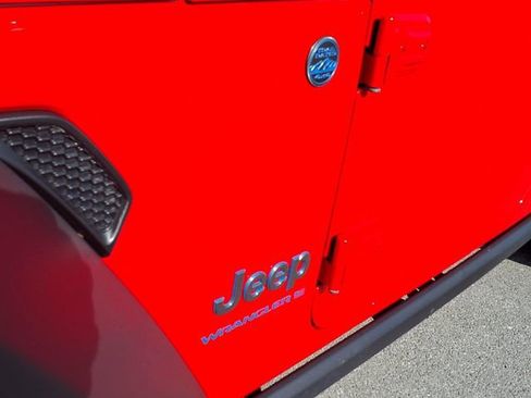 Used 2024 Jeep Wrangler Unlimited image 6