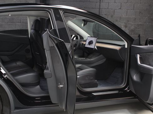 Used 2022 Tesla Model Y Performance AWD/4WD image 27