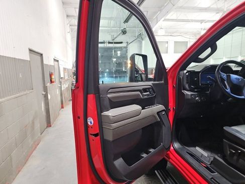 Used 2025 Chevrolet Silverado 2500 ZR2 w/ Technology Package image 10