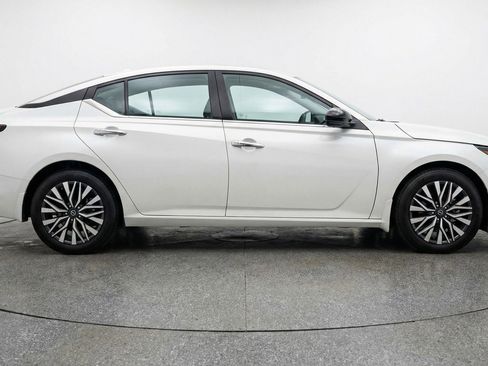 Used 2025 Nissan Altima 2.5 SV FWD image 11