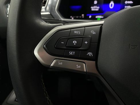 Used 2022 Volkswagen Tiguan SE image 16