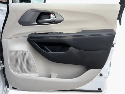 Used 2024 Chrysler Pacifica Touring-L FWD image 27
