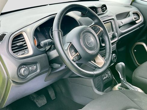 Used 2017 Jeep Renegade Latitude w/ Popular Equipment Group FWD image 9
