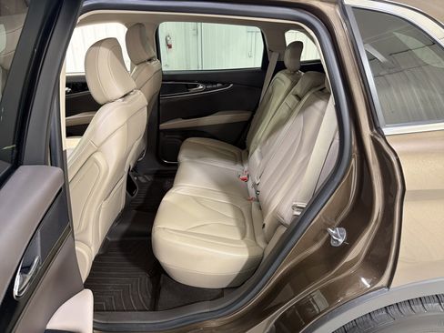 Used 2022 Lincoln Nautilus FWD w/ Premium Package image 11