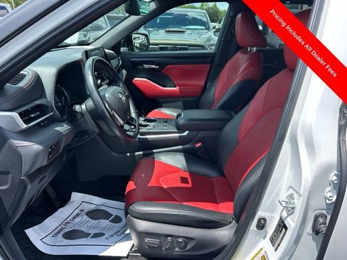 Used 2023 Toyota Highlander XSE FWD image 2