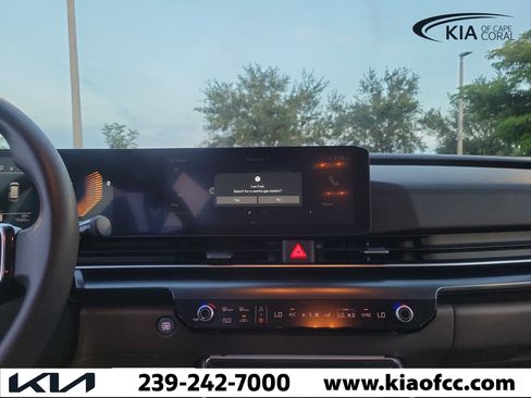 Used 2025 Kia Carnival LX FWD image 20