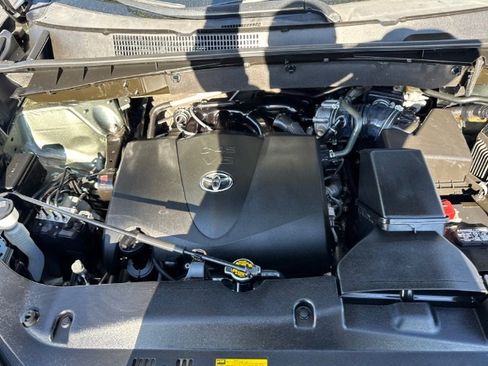 Used 2017 Toyota Highlander Limited w/ Carpet Mat Package image 13