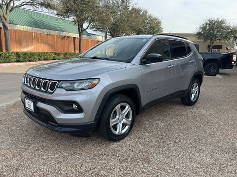 Used 2023 Jeep Compass Latitude image 12