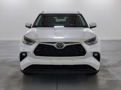 Used 2023 Toyota Highlander XLE AWD/4WD image 3