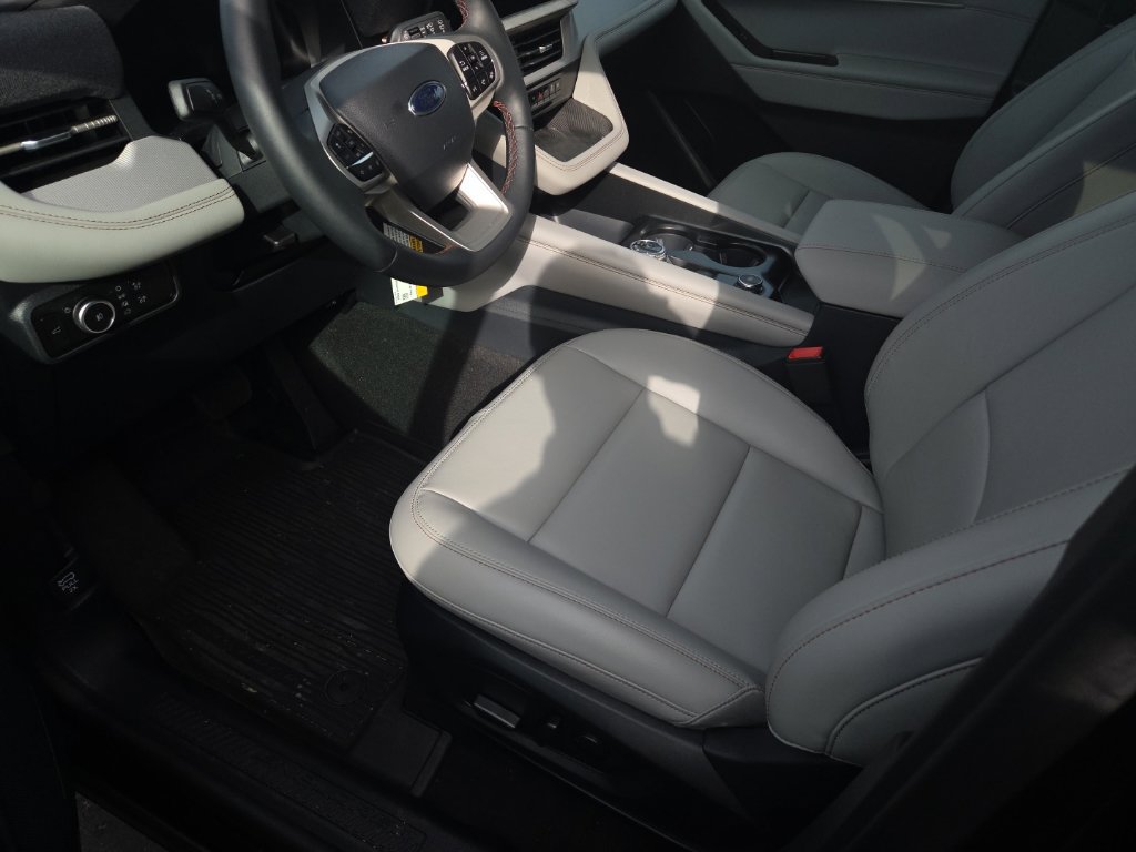 Used 2026 Ford Explorer Active w/ Active Comfort Package AWD/4WD image 4
