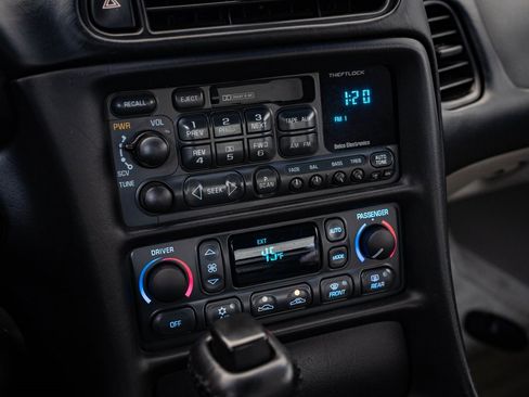 Used 2004 Chevrolet Corvette Coupe w/ Roof Package image 31