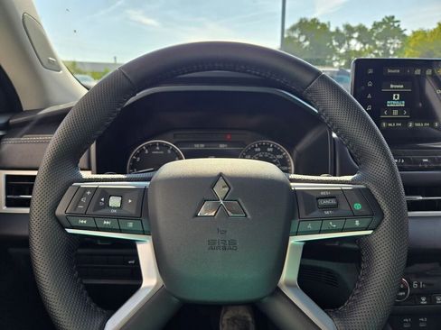 New 2025 Mitsubishi Outlander SE image 30