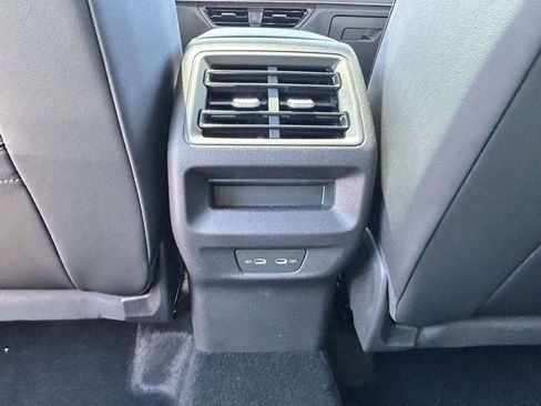 Used 2025 Volkswagen Tiguan SE w/ Panoramic Sunroof Package AWD/4WD image 10