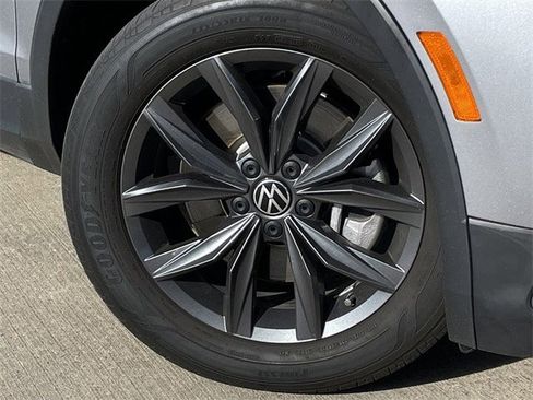 Used 2022 Volkswagen Tiguan SE image 9