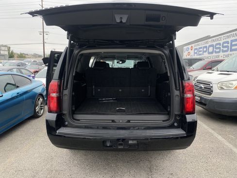 Used 2019 Chevrolet Suburban LT RWD image 17