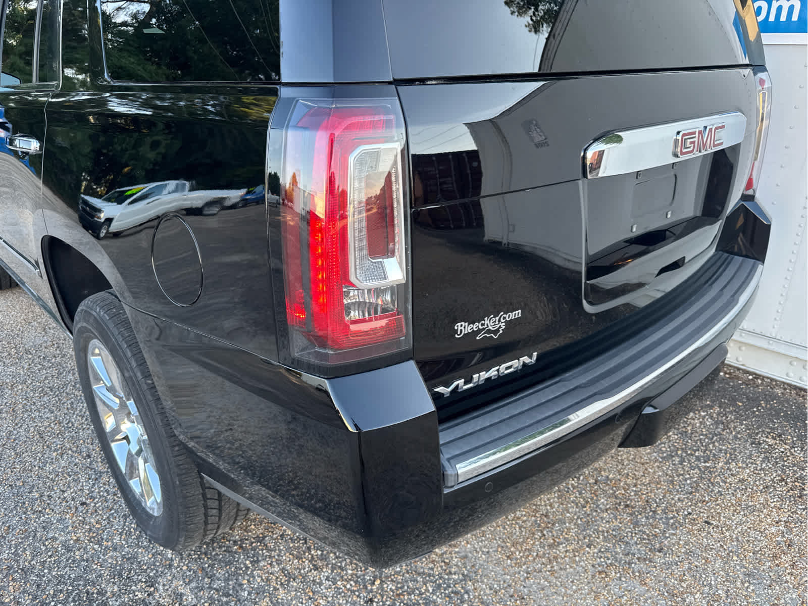 Used 2015 GMC Yukon Denali w/ Touring Package AWD/4WD image 17