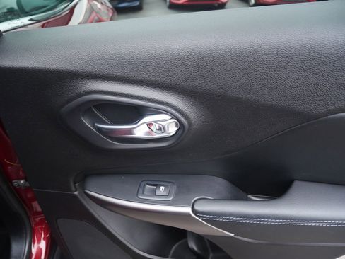 Used 2019 Jeep Cherokee Latitude Plus image 29