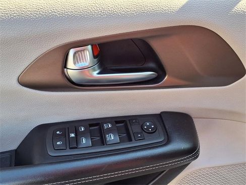 Used 2022 Chrysler Voyager LX image 17