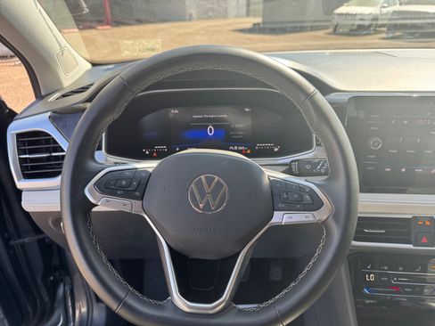 Used 2025 Volkswagen Taos SE FWD image 13
