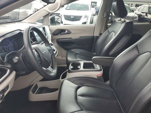 Used 2023 Chrysler Pacifica Touring-L FWD image 17