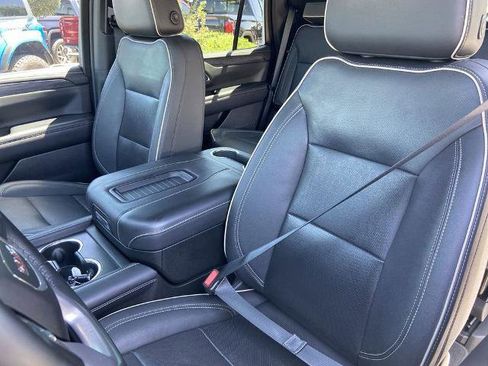 New 2023 GMC Yukon SLT w/ SLT Luxury Package AWD/4WD image 15