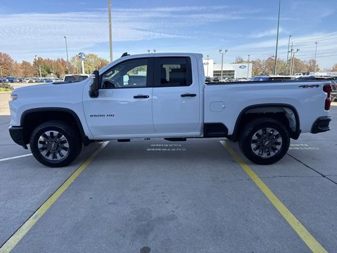 Used 2025 Chevrolet Silverado 2500 Custom w/ Custom Convenience Package image 9