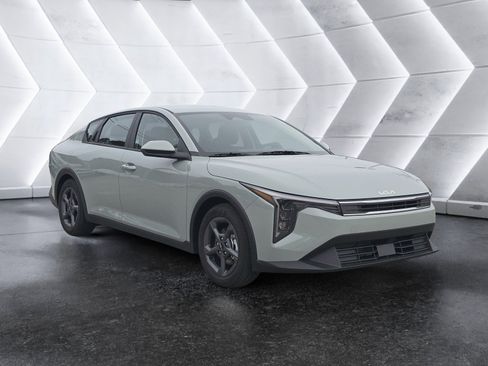New 2025 Kia K4 LXS image 2