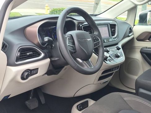 Used 2023 Chrysler Voyager LX FWD image 9