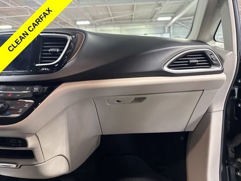 Used 2017 Chrysler Pacifica Touring-L w/ Tire & Wheel Group FWD image 41