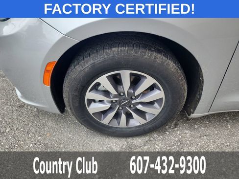 Used 2023 Chrysler Pacifica Touring-L FWD image 34