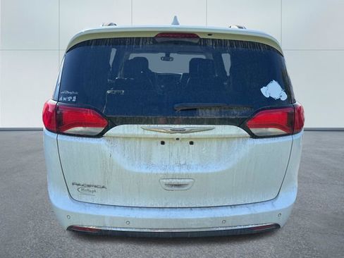 Used 2018 Chrysler Pacifica Touring-L Plus FWD image 3
